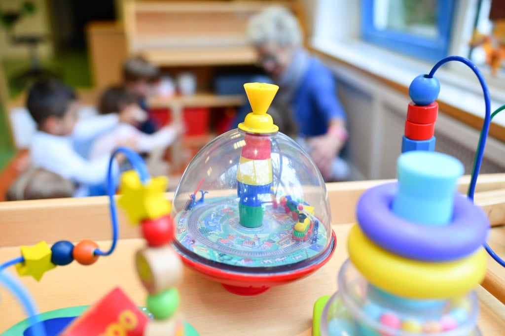 Eine Erzieherin spielt in einer Kita mit Kindern.
