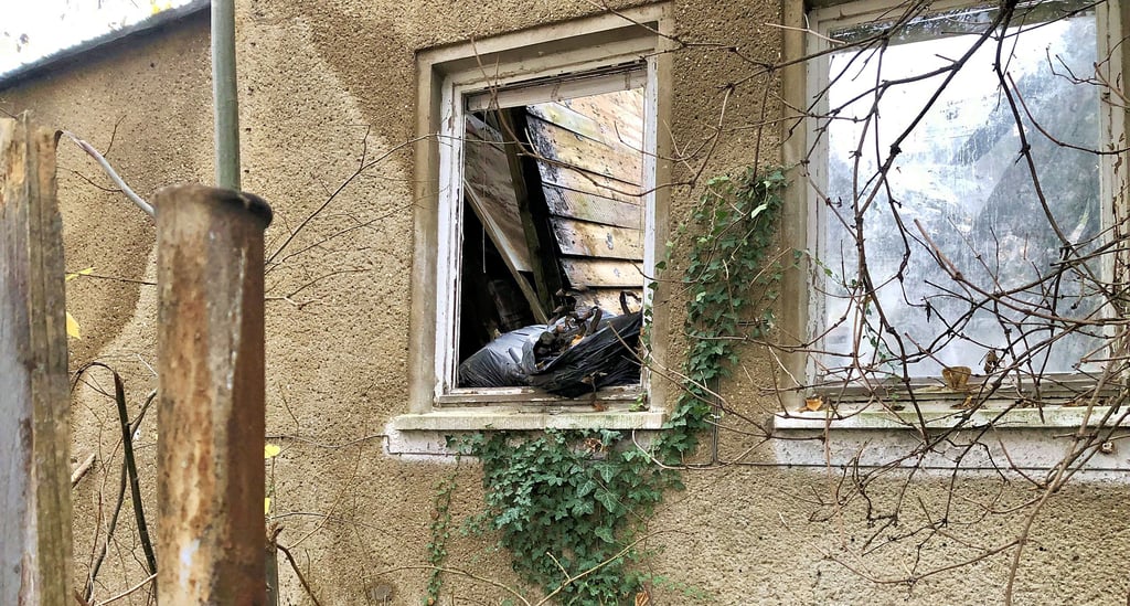 Offene Türen und Fenster bereiten Anwohnern Sorgen: Sie fürchten, dass es auch hier irgendwann brennt.