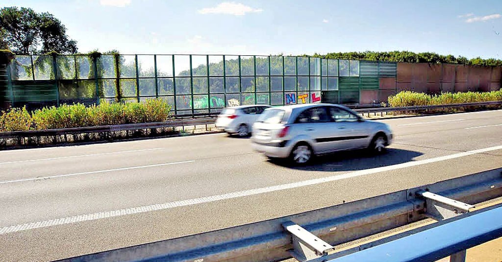 Bei Kleinhelmsdorf an der A9 schützt zum Teil eine Lärmschutzwand.
