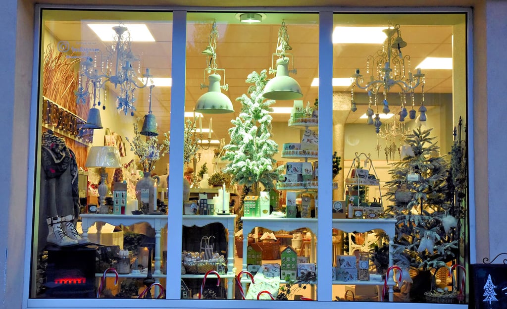 Die Schaufenster vieler Geschäfte in Köthen, hier der „Landschuppen“ in der Schalaunischen Straße, sind bereits weihnachtlich geschmückt.