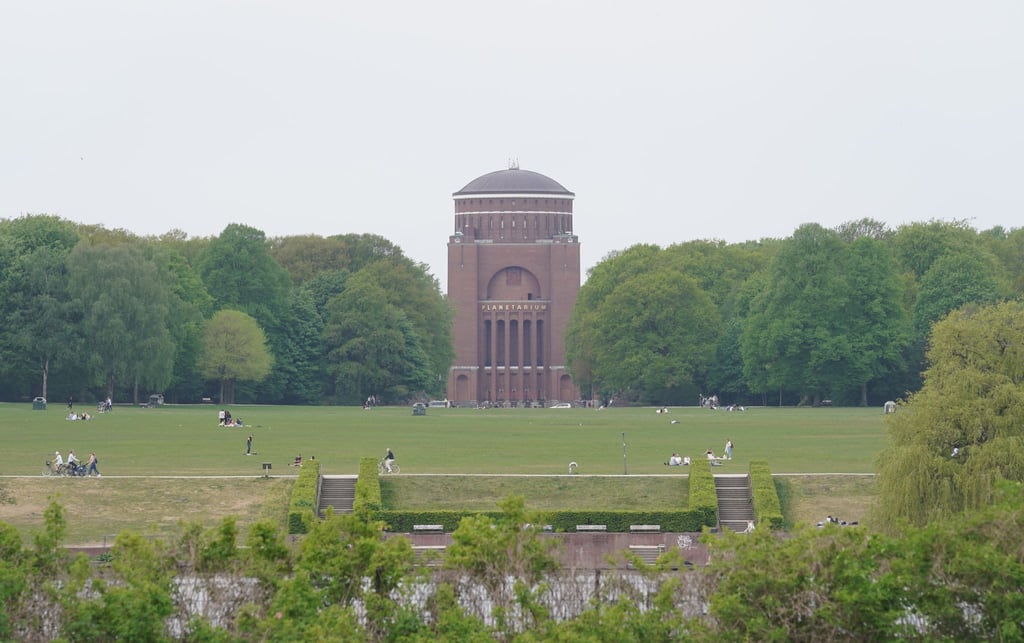 Blick auf die Festwiese im Stadtpark. Im Zusammenhang mit der gemeinschaftlichen Vergewaltigung einer 15-Jährigen müssen sich zehn Männer vor einer Jugendkammer am Landgericht Hamburg verantworten.