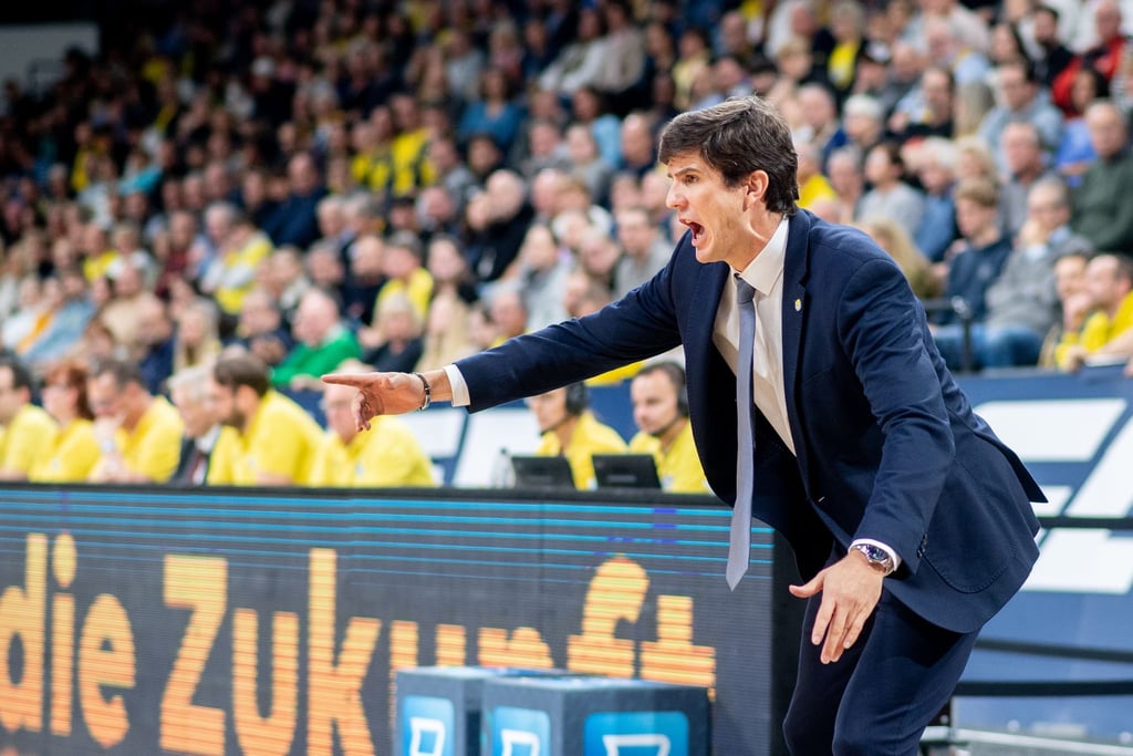 Oldenburgs Trainer Pedro Calles gibt Anweisungen am Spielfeldrand.