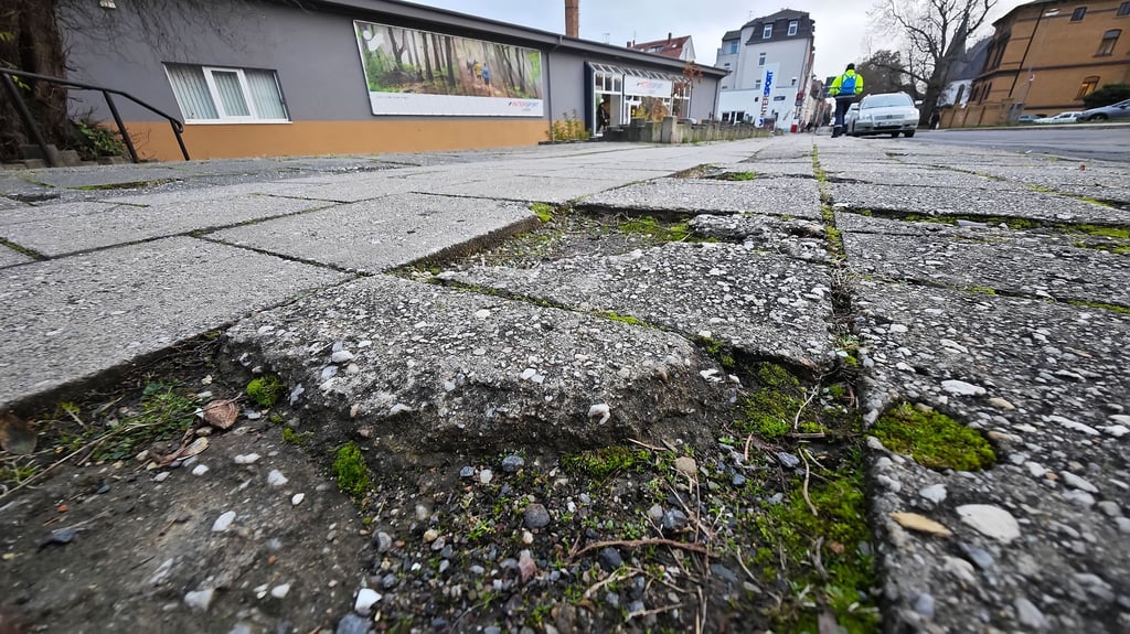 So sieht der Fußweg in der Külzstraße aus: mit tiefen Kratern übersäht.