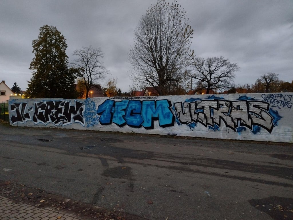 Mauer am Sportplatz, die Seite zum Kulk, ist eine Mauer, die legal mit Graffiti besprüht werden darf. Derzeit gleicht sie einer FCM-Huldigung-Galerie. Jetzt soll diese abgerissen werden und durch eine neue ersetzt werden.