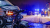 Unfallfahrzeuge stehen auf der schneebedeckten Straße in Heilsbronn.