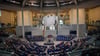 Derzeit gibt es 736 Abgeordnete im Bundestag, so viele wie nie zuvor. Die Regelgröße war ursprünglich mal auf 598 festgelegt.