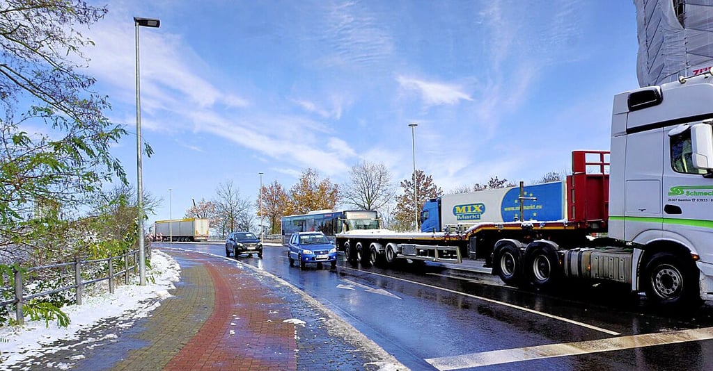 Fußwege - wie hier auf der Wasserturmbrücke über den Kanal - werden in höchster Dringlichkeit von Schnee und Eis befreit, auch die Straße und die Wasserturmkreuzung haben bei der Beräumung Vorrang.