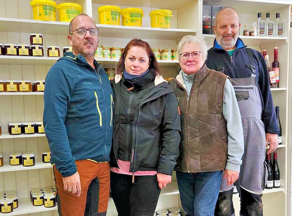 Der Hofladen, den zuerst Jürgen (von rechts) und Ilona Milbrodt und danach Stefanie und Sebastian Just in Jeeben führten, schließt zum Jahresende endgültig seine Pforten.