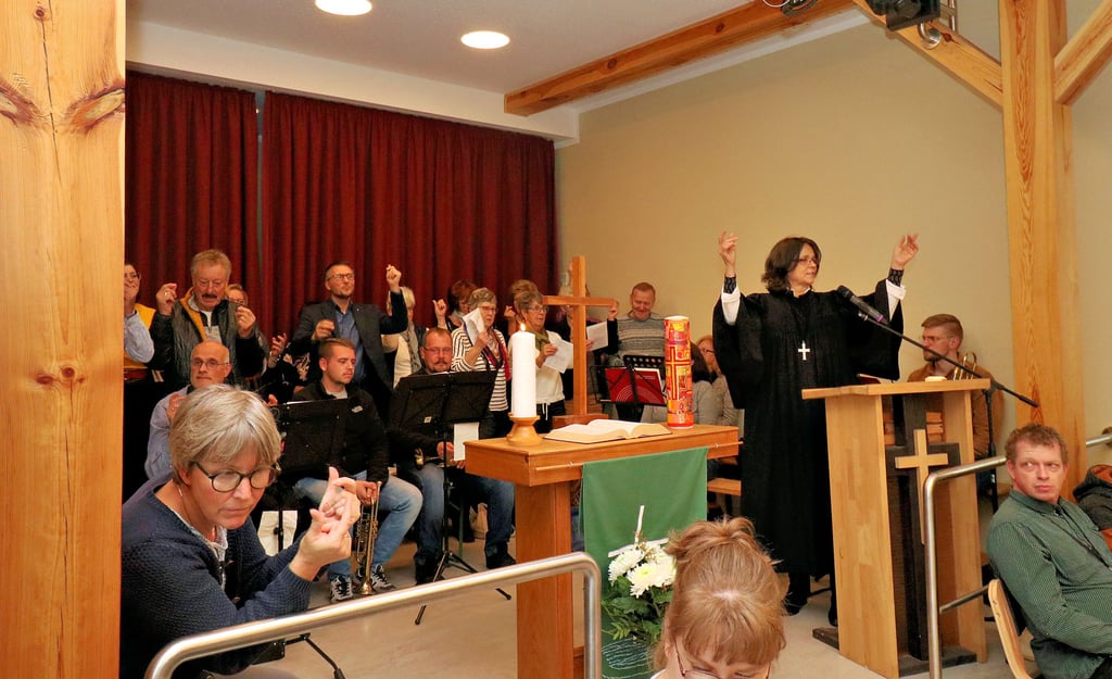 Als der Diest-Hof sein 140-jähriges Bestehen feierte, waren auch Superintendentin Gabriele Metzner und die Kantorei Zahna dabei. Der Chor wird auch am Freitag zum Adventsmarkt singen.