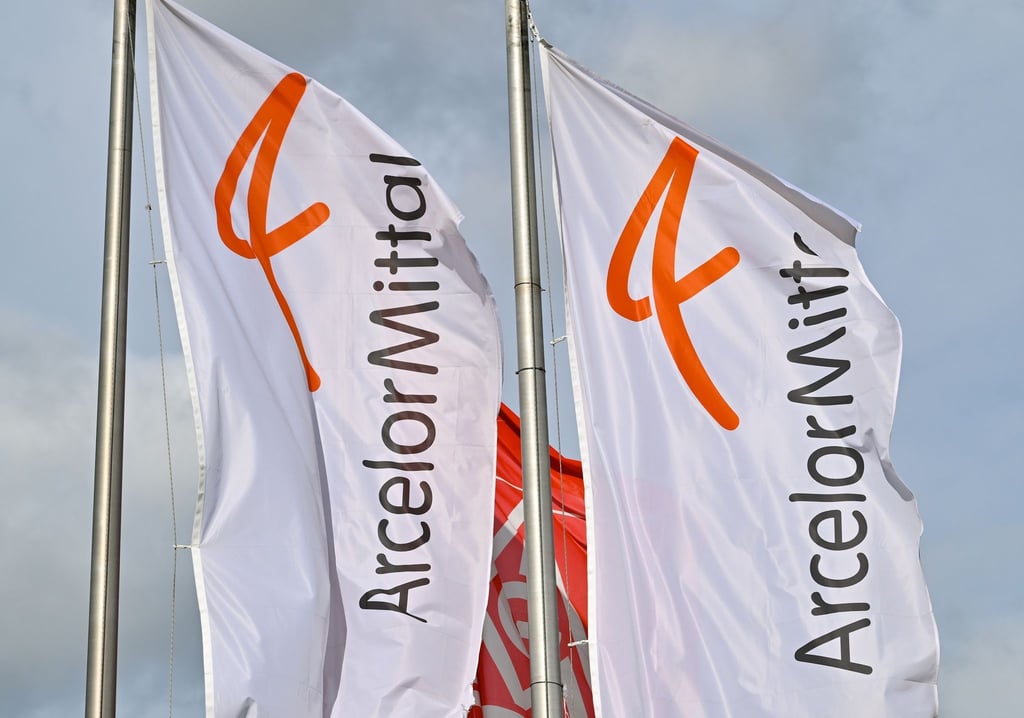 Fahnen vom Stahlproduzenten ArcelorMittal wehen im Wind.