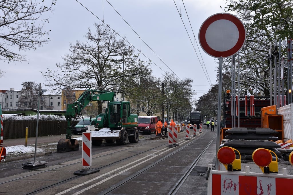 Wegen Falschfahreren musste eine Vollsperrung in der Straße Alt Fermersleben ausgeschildert werden.