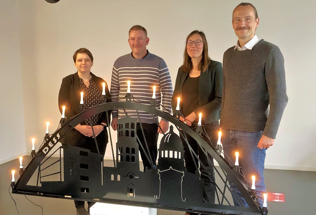 Stefanie Sparenberg, Nik Lohan von der Firma MKB, Franziska Staudte und Hannes Wolf von der SMG (v.l.n.r.) zeigen den neuen Schwibbogen.