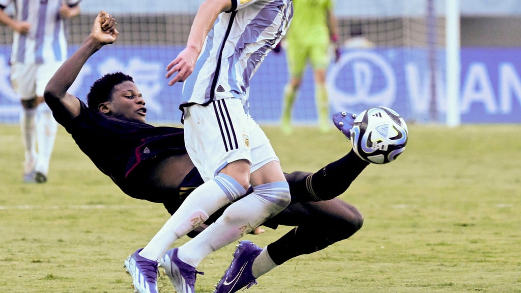 Winners Osawe mit präzisem Tackling gegen die Argentinier.