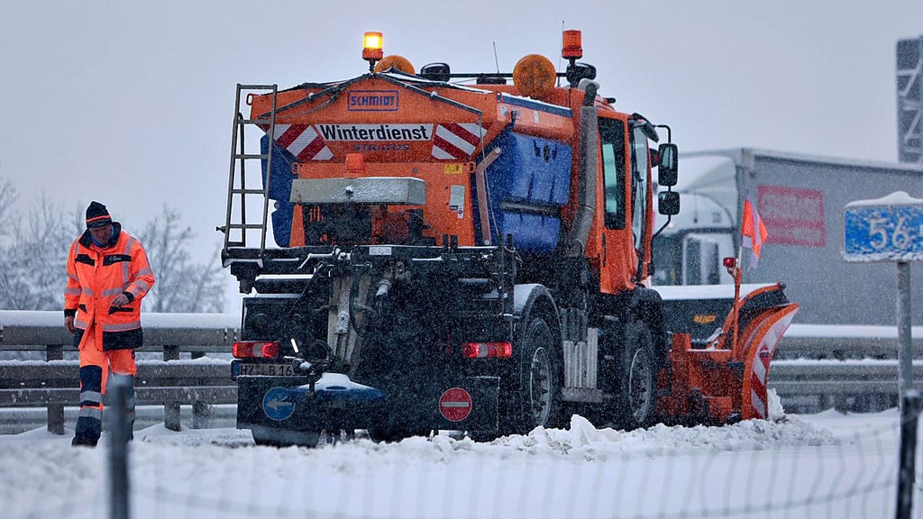 Ein Räumfahrzeug des Winterdienstes am Dienstag auf der Autobahn 36 bei Wernigerode.