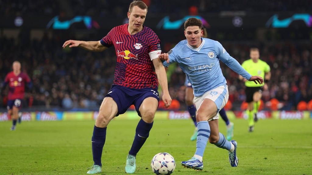 War Leipzigs Abwehrchef gegen City und Spieler wie Julian Alvarez (r.): Lukas Klostermann