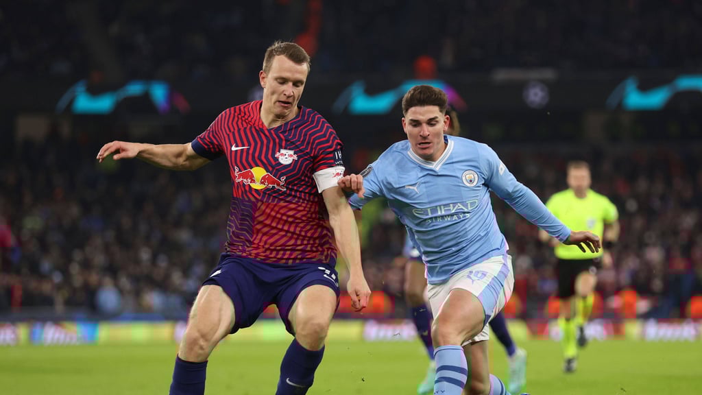 War Leipzigs Abwehrchef gegen City und Spieler wie Julian Alvarez (r.): Lukas Klostermann