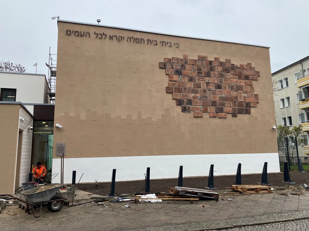Letzte Bauarbeiten werden an der Neuen Synagoge in der Innenstadt abgeschlossen.
