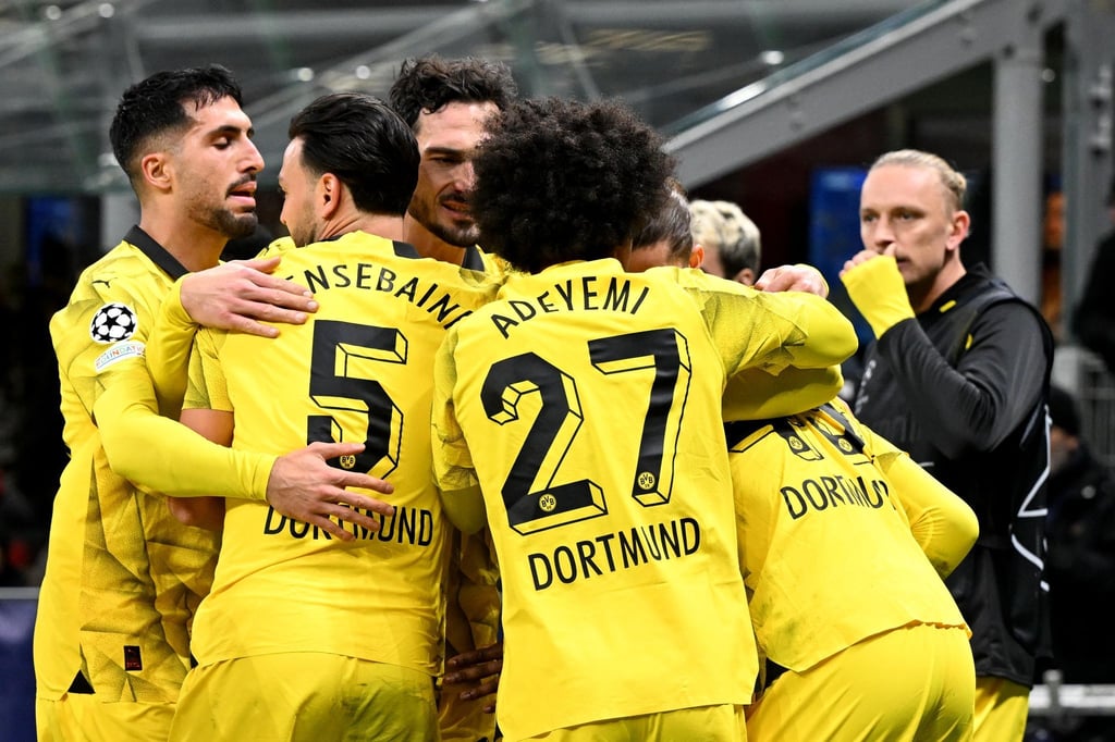 Der BVB jubelt nach dem 2:1 durch Jamie Bynoe-Gittens im San Siro.