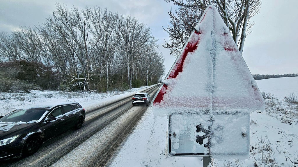 Mit dem Schnee kam in der Nacht zum Dienstag auch die Glätte auf die Straßen des Salzlandkreises – auch in Aschersleben und im Seeland.
