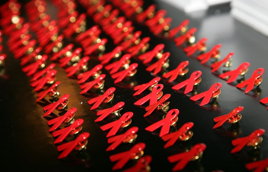 Die rote Schleife steht für den Kampf gegen Aids.