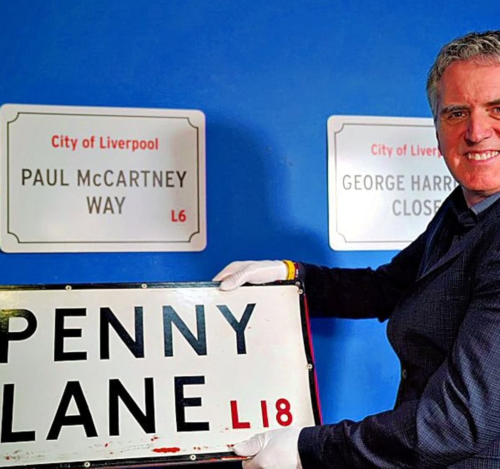 Schild wieder da, Liverpools Bürgermeister freut sich.