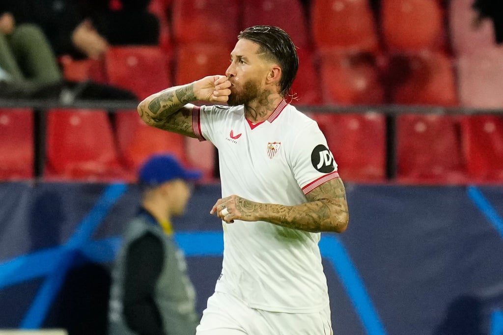 Sevilla-Verteidiger Sergio Ramos jubelt über seinen Treffer - es ist das 10.000. in der Champions-League-Historie.
