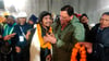 Pushkar Singh Dhami (r), Ministerpräsident von Uttarakhand, begrüßt einen Arbeiter, der aus dem eingestürzten Tunnel gerettet wurde.