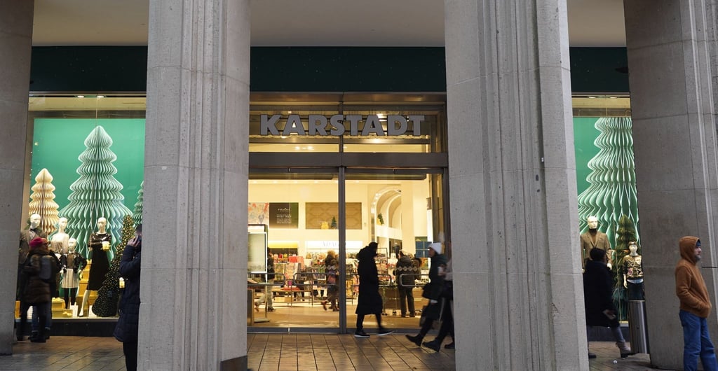 Blick auf das Kaufhaus Galeria Karstadt in der Hamburger Innenstadt.