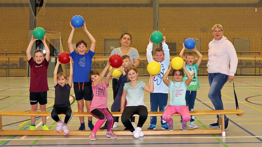 Die Kinderabteilung der Feuerwehr in Sandau trainiert im Winter in der Sporthalle.