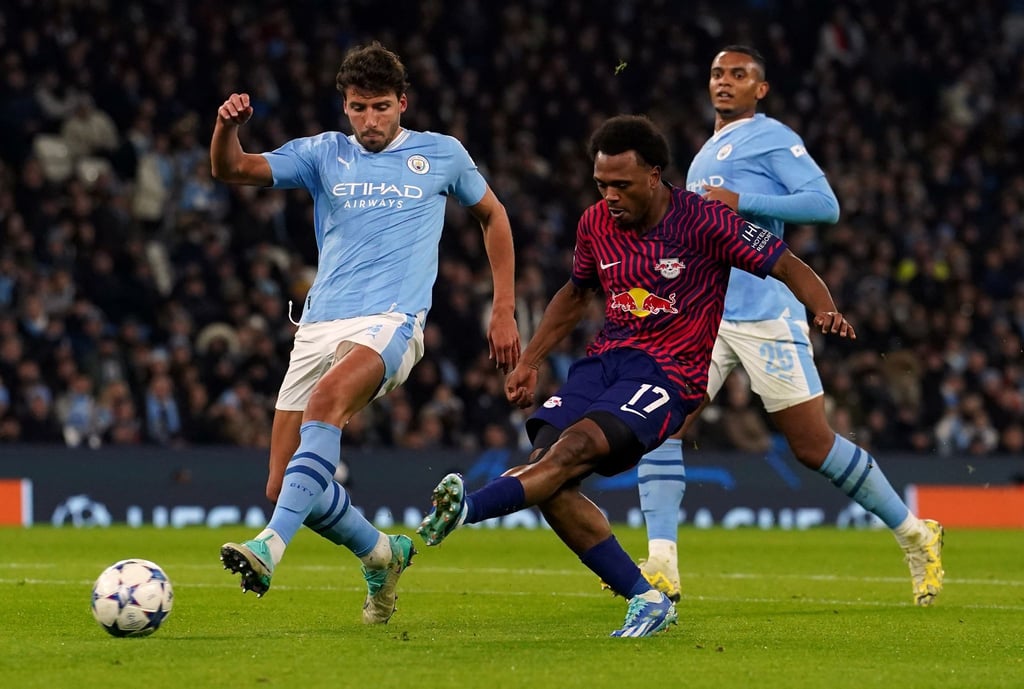 Trotz eines Doppelpacks von Lois Openda (M) muss sich der RB Leipzig gegen Manchester City geschlagen geben.