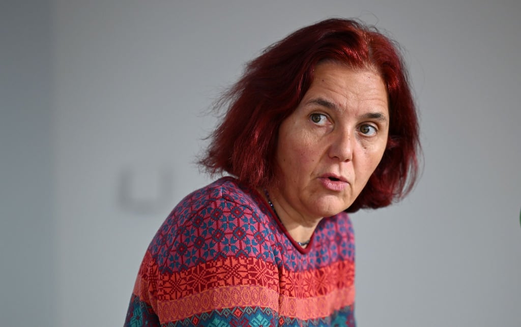 Astrid Rothe-Beinlich spricht während der Landespressekonferenz vor Journalisten.