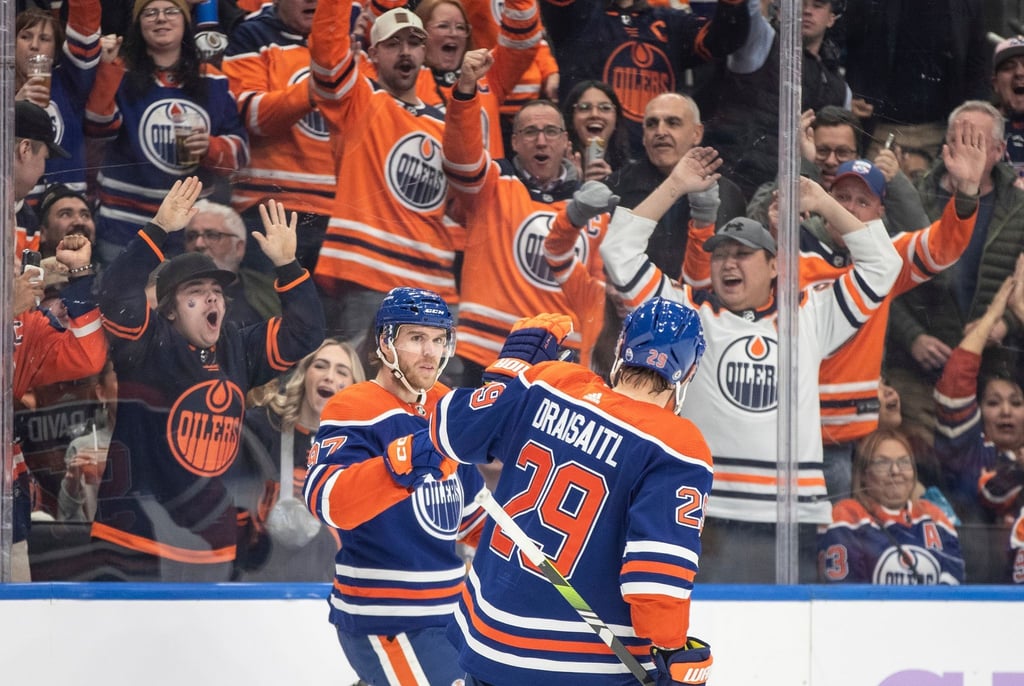 Connor McDavid (l) und Leon Draisaitl von den Edmonton Oilers feiern den Sieg gegen die Vegas Golden Knights.