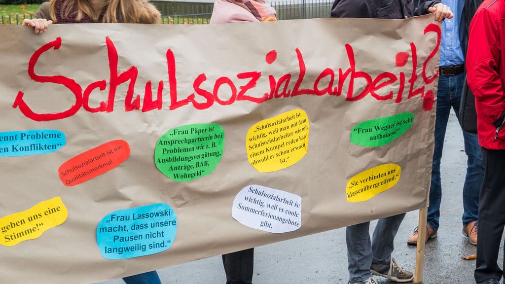 Symbolfoto - Schulsozialarbeiter leisten in den Schule eine wichtige Aufgabe.