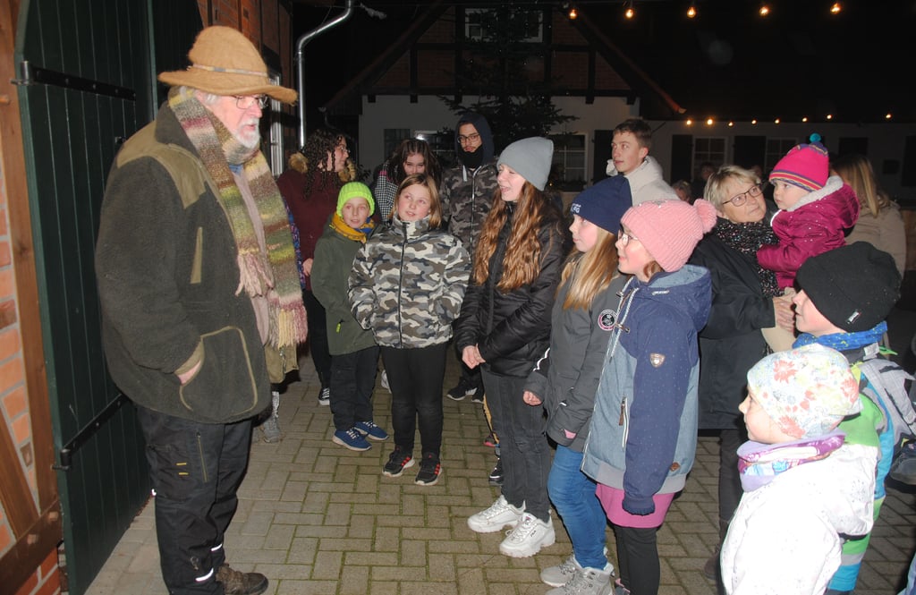 Das Warten der Kinder hat ein Ende: Ab 1. Dezember bittet Peter Warlich (links) wieder bis zum 23. Dezember jeden Abend um 17.30 Uhr in das Apenburger Adventshaus auf dem Schulenburgschen Hof.
