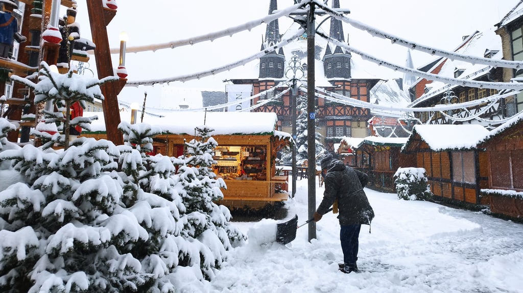 Fans von Schnee und Winter kommen in Wernigerode gerade voll auf ihre Kosten. Für viele bedeutet der Wintereinbruch aber auch jede Menge Arbeit.
