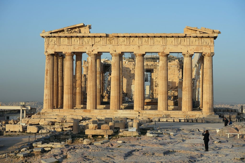 Die Akropolis mit dem Parthenon auf einem Felsen oberhalb von Athen.