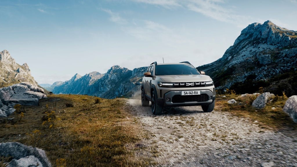 Der neue Dacia Duster bietet mehr Platz auf 4,34 Metern Länge, und kommt als Mild- und Vollhybride sowie Benziner mit Front- oder Allradantrieb ab ca. 20 000 Euro auf dem Markt.