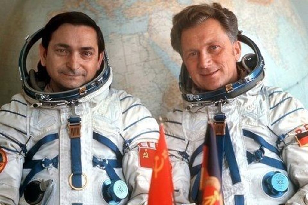 Sigmund Jähn (rechts) flog 1978 als erster Deutscher mit dem sowjetischen Kosmonauten Waleri Bykowski ins All.