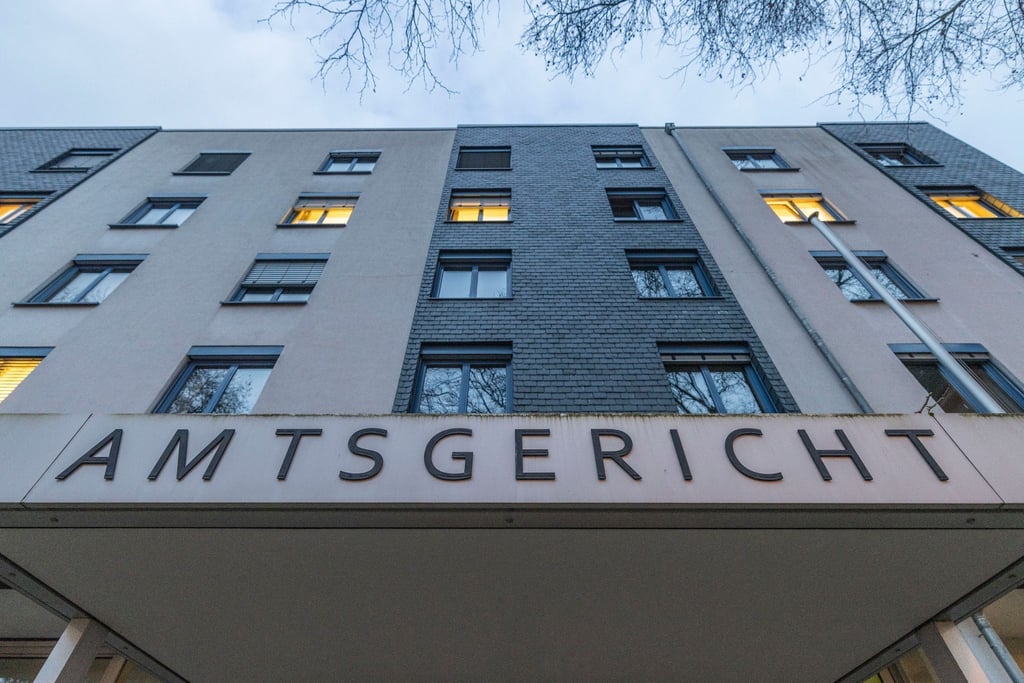 Das Amtsgericht Leverkusen hat wegen der Planung und Vorbereitung eines Terroranschlags einen Haftbefehl gegen einen 15-Jährigen aus dem Rheinisch-Bergischen-Kreis in Nordrhein-Westfalen erlassen.