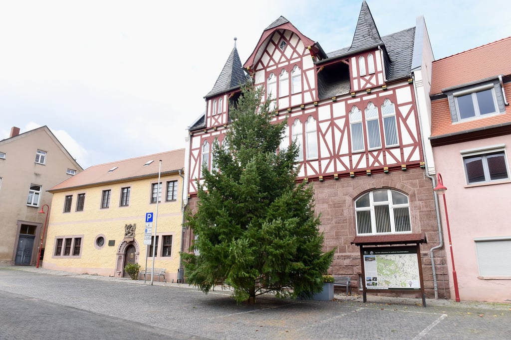 Symbolfoto - Blick auf das Rathaus in Mansfeld.