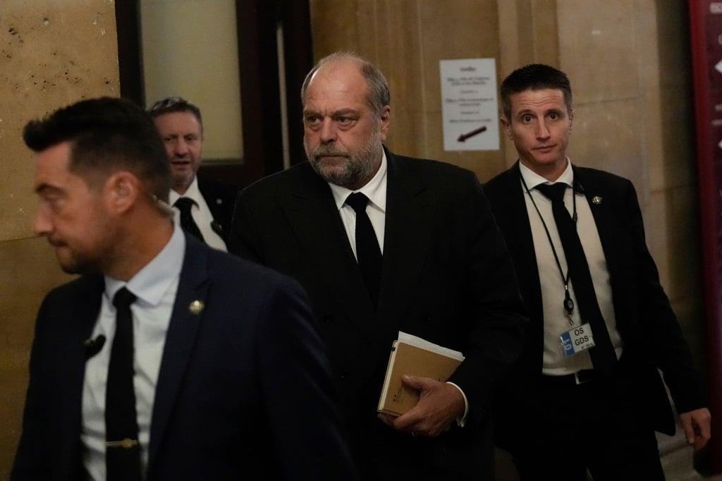 Der französische Justizminister Éric Dupond-Moretti (M) trifft im Gericht ein. Der Minister muss sich wegen angeblicher Interessenkonflikte und Amtsmissbrauchs verantworten.