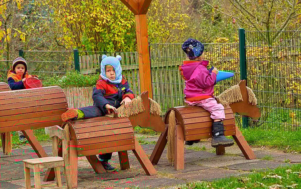 Die Spielpferde im Garten sind bei den Kleinen besonders beliebt.