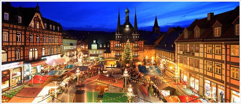Der historische Marktplatz in Wernigerode verwandelt sich auch dieses Jahr wieder in einen gemütlichen Weihnachtsmarkt .