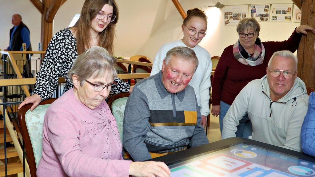 In die Gemeinde Barleben halten dieser Tage drei sogenannte "Caretables" Einzug. Das erste dieser Geräte ist in der Meitzendorfer Heimatstube in Berieb gegangen. Die Studentinnen Wiebke Müller (links) und Leonie Lindner stehen Erika Flassig, Harry Seeger und Peter Hiller (sitzend von links) mit Rat und Tat zur Seite.
