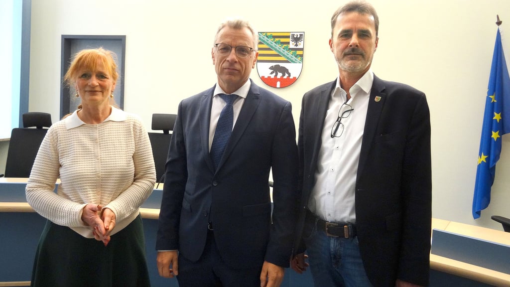 Als Beigeladene im Gerichtssaal: Erleichterung bei Annegret Schwarz (EG Bismark), Rechtsanwalt Christian Rasch und Rüdiger Kloth (VG Seehausen). Hier fotografiert zwischen Verhandlung und Urteilsverkündung, als die frohe Botschaft wohl schon zu erwarten war.