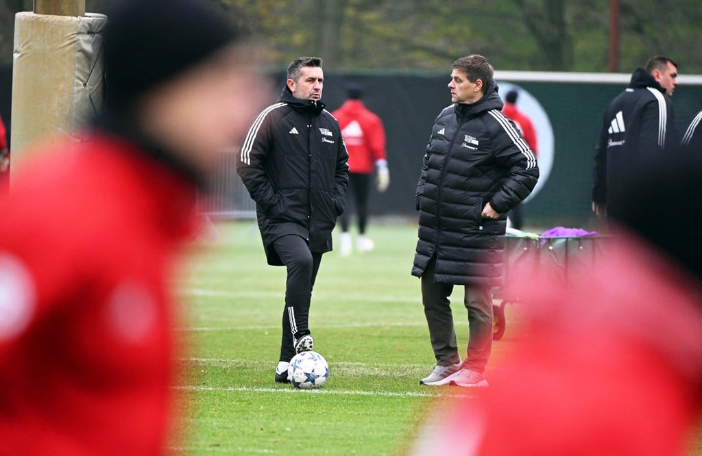 Unions neuer Trainer Nenad Bjelica (l) muss in Braga auf Sheraldo Becker verzichten.