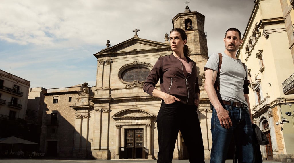 Kommissarin Fina Valent (Anne Schäfer, l) und ihr Partner Xavi Bonet (Clemens Schick, r) ermitteln gemeinsam - eine Szene aus „Der Barcelona-Krimi: Totgeschwiegen“.