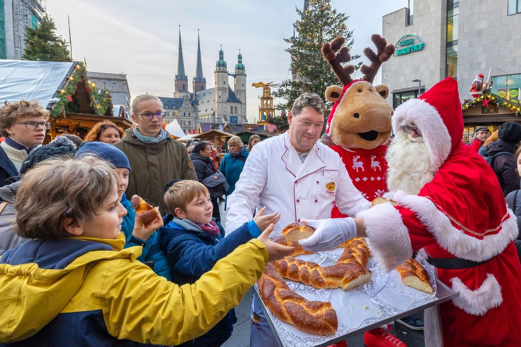 Zum Start des Weihnachtsmarktes in Halle hatte der Weihnachtsmann zuletzt Bäckerbrezel verschenkt.