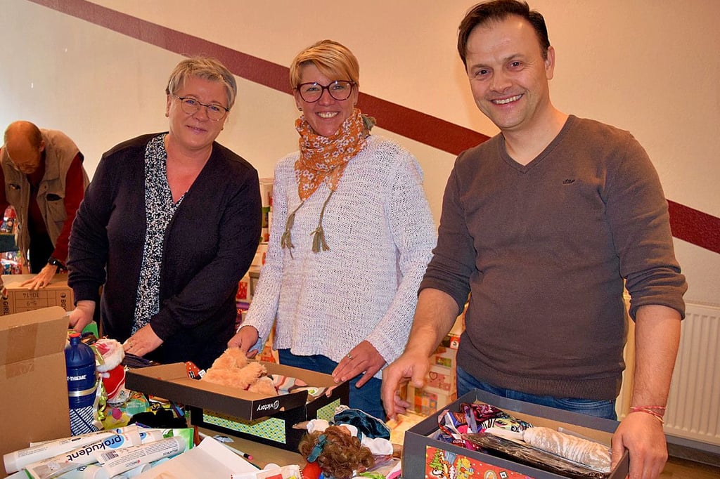Doreen Meusel (links) hat in diesem Jahr ihre Schwägerin Beate und ihren Bruder Mathias zur Weihnachtswerkstatt beim CVJM mitgebracht. Die Berliner wollten gern einmal in Haldensleben helfen.