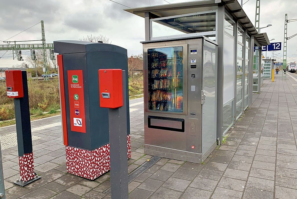 An den Gleisen 11 und 12 auf dem Hauptbahnhof Halle (Saale) gibt es einen Fahrkartenautomaten und zwei Fahrkartenentwerter.